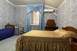 Гостиница Arina  Геленджик Трехместный стандарт с двухспальной и односпальной кроватью-1
